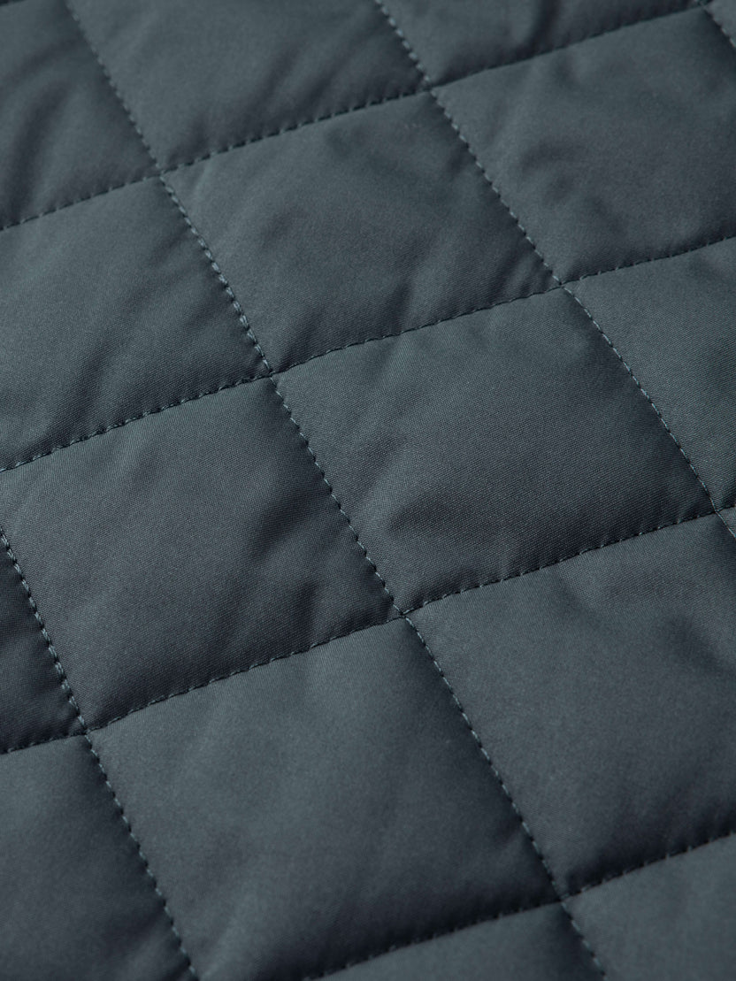 Men's quilted winter jacket featuring a cozy faux fur lining and stylish ribbed cuffs, perfect for staying warm and fashionable in cold weather. 4